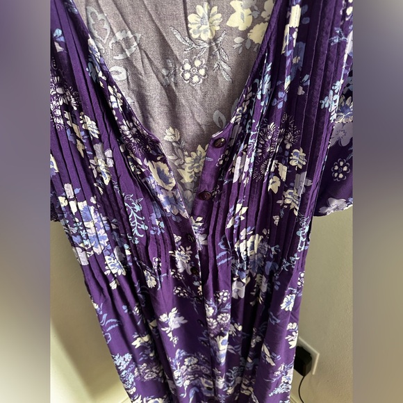 Woman within 28W purple dress - Picture 2 of 5